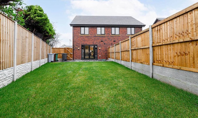 Freckleton House | Tannery Place | 3 Bedrooms Parking Wi-Fi Garden