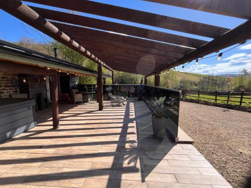 Glossop Cabin | Tanyard Barn - Luxury Hot Tub & Secure Dog Field Included