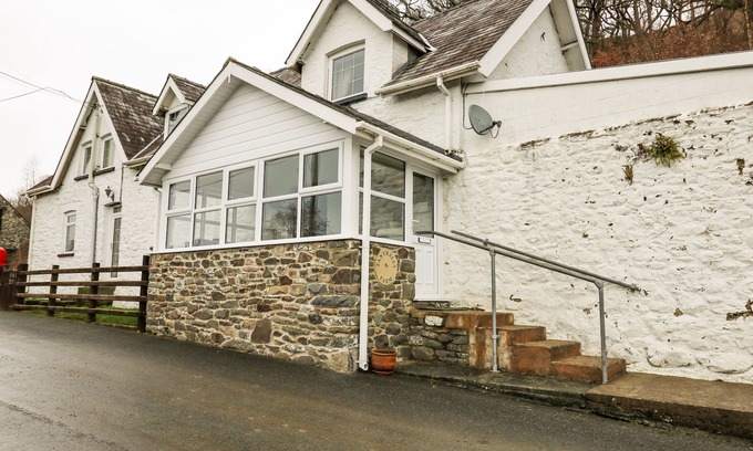 Builth Wells Cottage | TANYRALLT FARM, pet friendly, with a garden in Llanafan Fawr