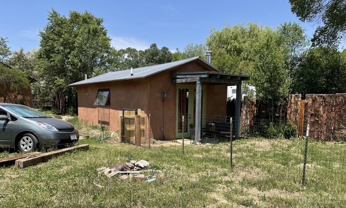 Taos House | Taos Plaza casita with private fenced yard
