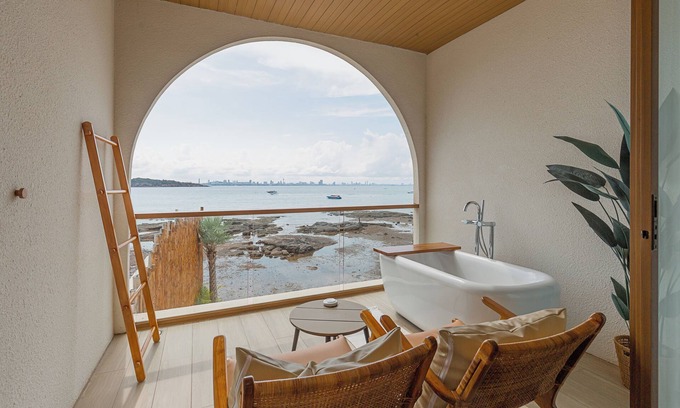 Koh Lan Resort | Tasana Bar and Luxury resort