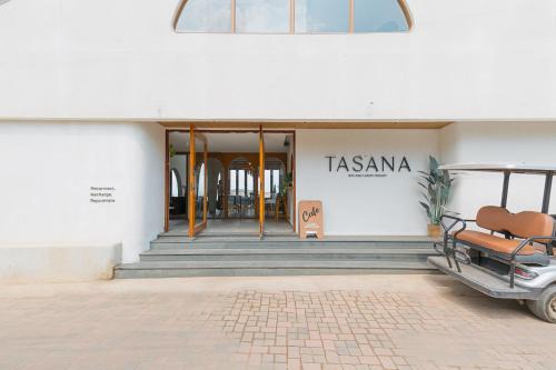 Koh Lan Resort | Tasana bar and luxury resort