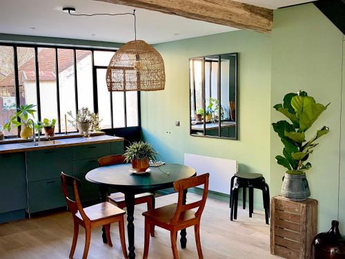 Montigny-sur-Loing Apartment | Tashi Kampa, The House of Happiness in Tibetan