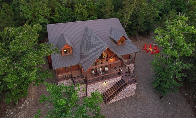 Broken Bow Cabin | ♥ Taste of Hochatown: Wine, Charcuterie 3 King Suites, Private & Highly Rated! ♥