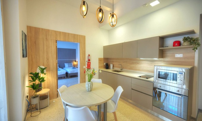 Valletta Apartment | Tasteful 2bedrooms with Maltese balcony MCOP1-2