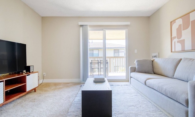 Foster City Apartment | Tasteful Foster City 2BR w/Gym, Pool, W/D, near highways, by Blueground