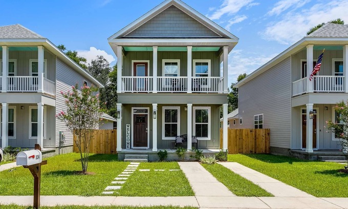 South Pensacola House | Tastefully Decorated |Fenced Yard |Fire Pit |Parking |Edge of Downtown Pensacola|10 Min to N.A.S.