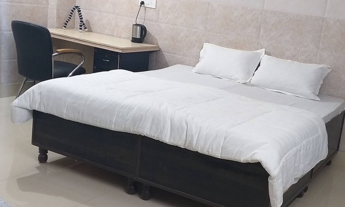 South West Apartment | Tastefully designed spacious room