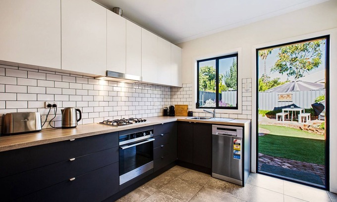 Bowden Cottage | Tastefully renovated, pet friendly, city fringe GEM!