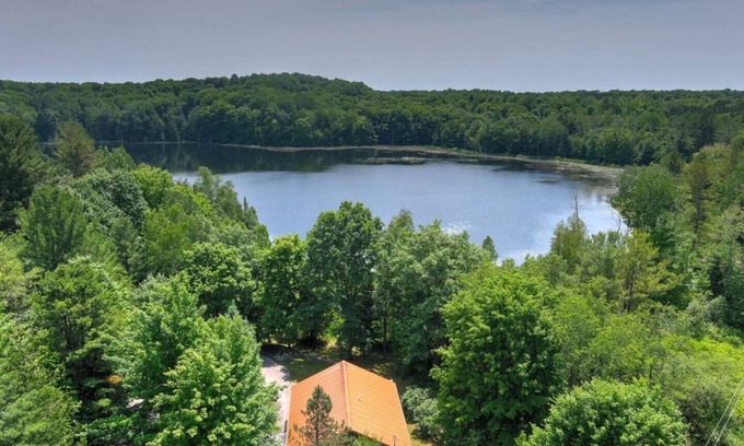 Almira Township Ski Chalet | Tavi Haus: Lakefront~Kayaks~SUP~Sauna~Pool Table