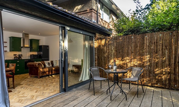 Acomb House | Tawny Lodge - a couples retreat that sleeps 2 guests in 1 bedroom