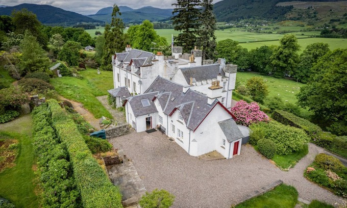 Aberfeldy Villa | Tay River House - Seven Bedroom Villa, Sleeps 13