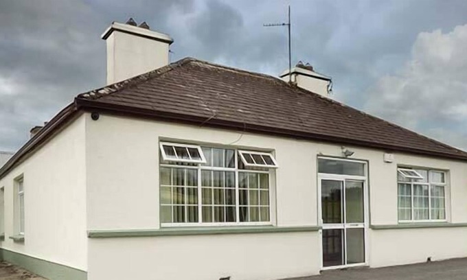 Foxford Cottage | TEACH HANLEY, pet friendly, with open fire in Knockmore, County Mayo