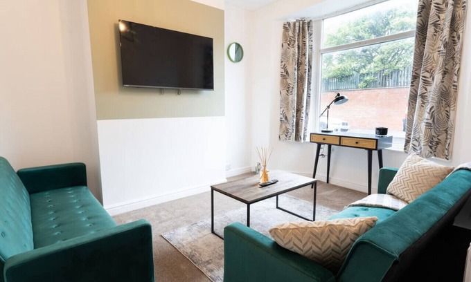Redcar House | Teal House Sleeps 8 Town Centre Free Parking Fast WiFi Smart TV