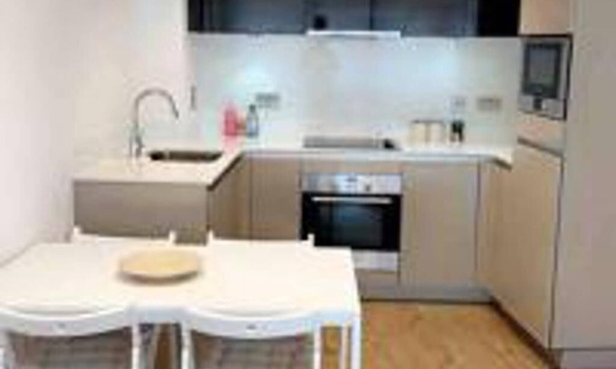 Canning Town Apartment | Tee Sweetlux Apartment In Canning Town