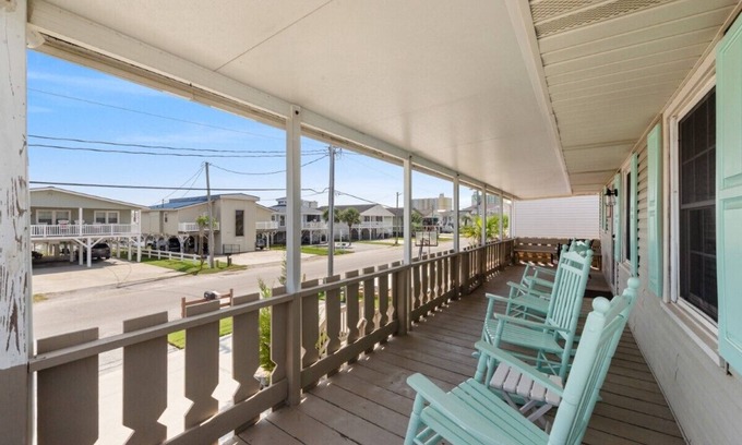 North Myrtle Beach House | Tee Time - Channel Home, Walk to Beach