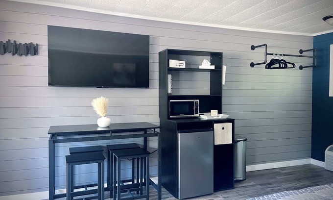 Roscommon Apartment | TeePee Room 11-Newly Renovated