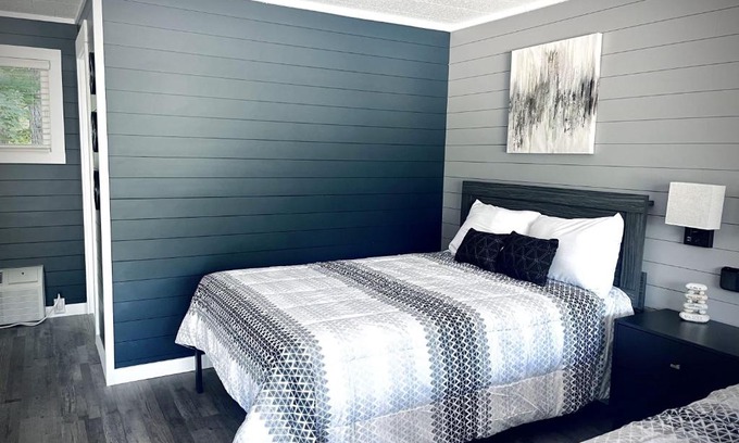 Roscommon Apartment | TeePee Room 12-Newly Renovated