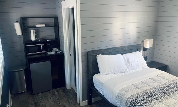 Roscommon Apartment | TeePee Room 15-Newly Renovated