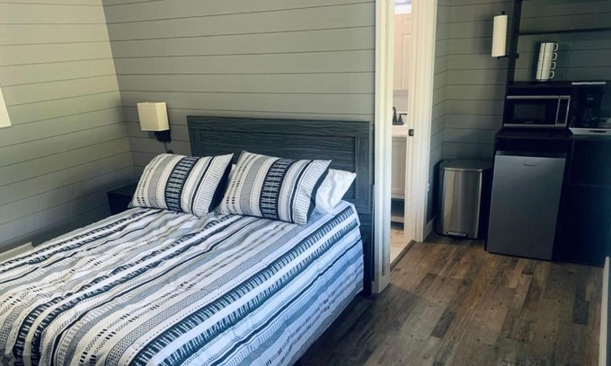 Roscommon Apartment | TeePee Room 6- Newly Renovated