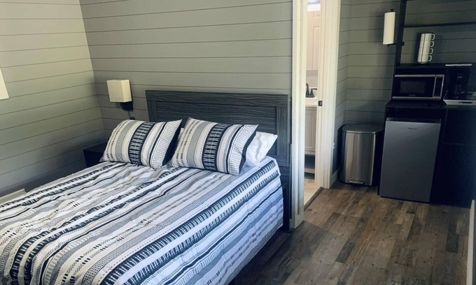 Roscommon Apartment | TeePee Room 7- Newly Renovated