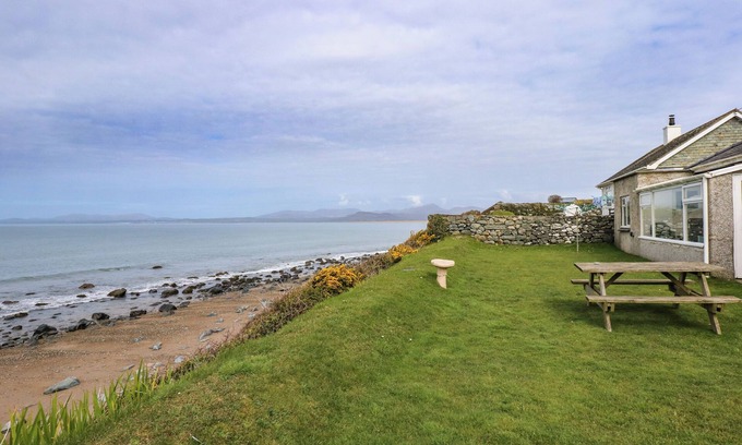 Llandanwg House | TEGAWELON, country holiday cottage, with a garden in Harlech