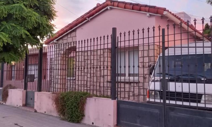 Trelew Apartment | Tejas rojas