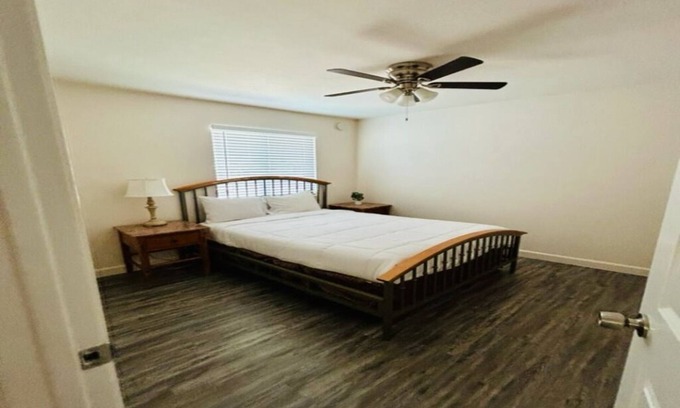 Kyrene-Superstition Apartment | Tempe Retreat: 2BR w/Laundry + Covered Parking