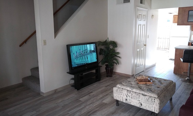 Sunset House | Tempe Townhouse walking distance to ASU/Mill Ave & 5 min from Sky Harbor Airport