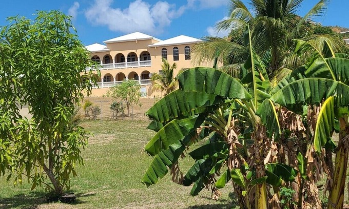 Estate William House | Ten minute walk to the beach and with beautiful sunsets
