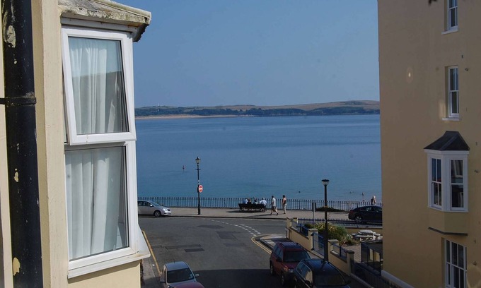 Tenby Apartment | Tenby Flat with views of the sea and Caldey Island