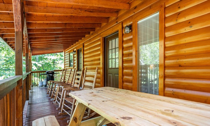 Gatlinburg - Pigeon Forge Cabin | Tennessee Dream: Cozy cabin near Wears Valley