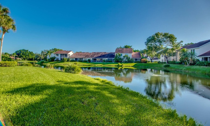 Central Naples Apartment | Tennis, Pool, Lakeview, Free Wi-Fi Cozy 2/2 condo in the heart of Naples
