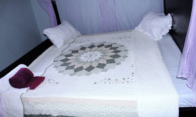 Jinja Apartment | Tenzi BnB, 2-bedroom apartment,parking,workstation,kitchen, security, Free WiFi