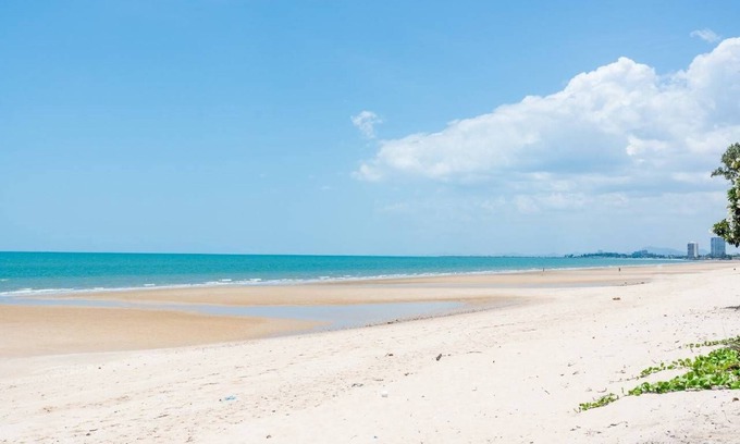 Cha-am Villa | Termsuk Beachfront: 6-Bedroom Villa, Pool, BBQ, Surfing, Karaoke & Breakfast!