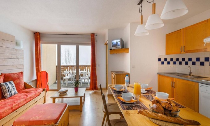 Bagneres-de-Luchon Apartment | Terrace, balcony, parking, tv, ski locker, 35m², Luchon-Superbagnères