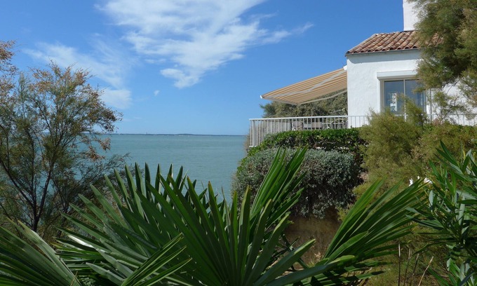 Meschers-sur-Gironde Apartment | Terrace floor directly on the rocks by the sea