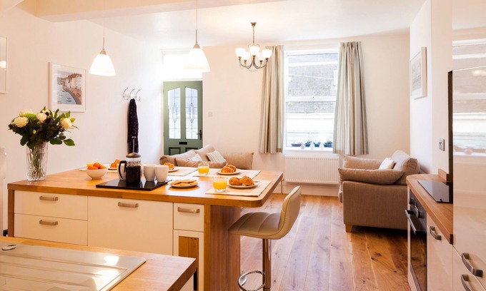 Dartmouth Cottage | Terraced Cottage In The Centre Of Picturesque Dartmouth, South Devon, England