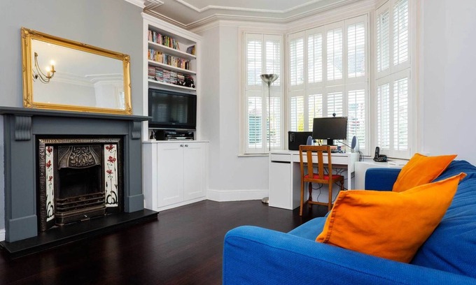 Wimbledon Park House | Terraced Home in Tranquil Wimbledon, by Veeve