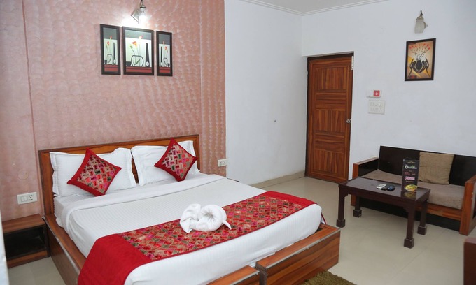 South West House | Terrific 9-bedroom hotel in marvelous New Delh Airporti with AC, WiFi
