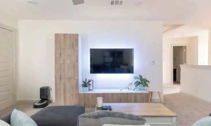 Austin House | Tesla Luxe Retreat: Sleeps 10