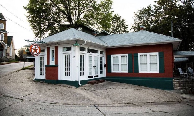 Eureka Springs Historic District House | Texaco Bungalow: Historic Loop, Walk Downtown!