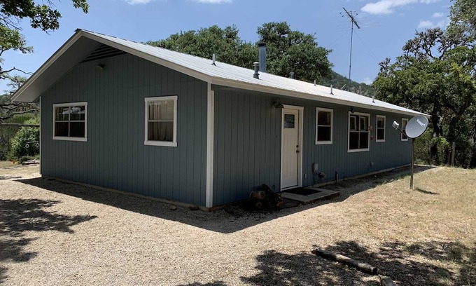 Tarpley House | Texan Cabin - Yellow Rose Ranch