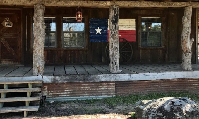 Eustace Cabin | Texas Bunkhouse at Bluegill Lake Cabins