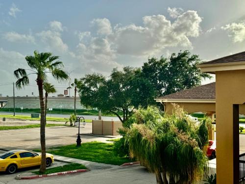 Edinburg Hotel | Texas Inn and Suites City Center at University Dr.