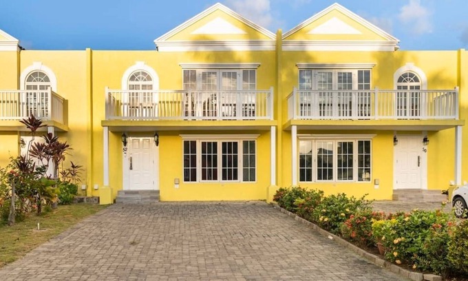 Orange Bay House | TH w/PVT Beach, Pool,Wi-fi, & AC in Little Bay CC