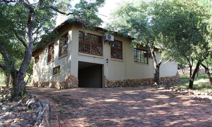 Madibeng Cabin | Thabaledi Game Lodge