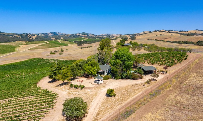 Paso Robles House | Thacher Vineyard Retreat- 23 acres-2 miles from Downtown Paso Robles