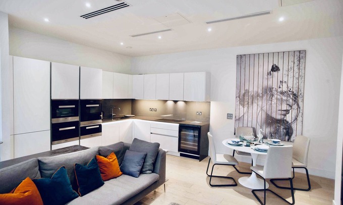 Sands End Apartment | Thames riverside apartment in London