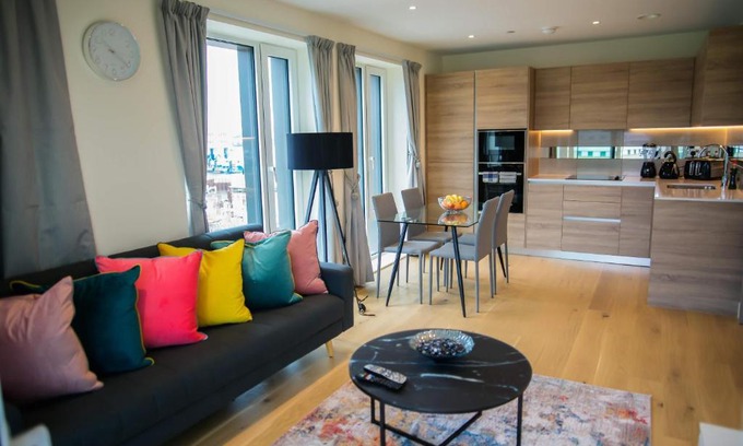 Woolwich Riverside Apartment | Thames View 2 Bed Apartment With Balcony